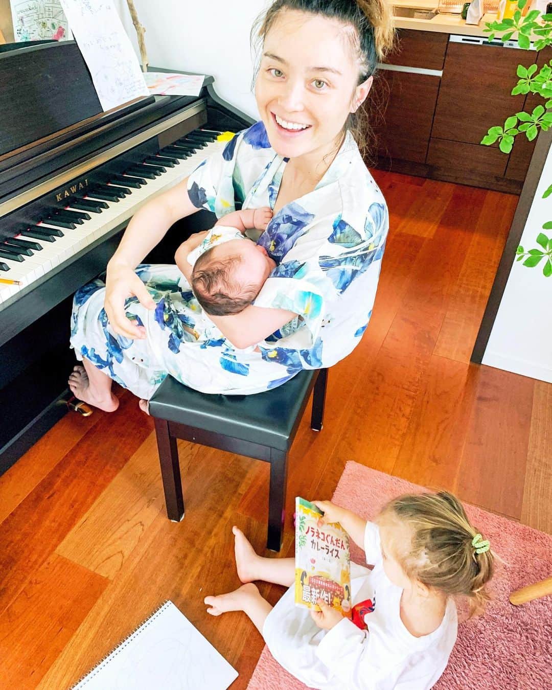 エミ・マイヤーのインスタグラム：「what it looks like to write a song with 2 munchkins 最近の作曲タイムはこんな感じw」
