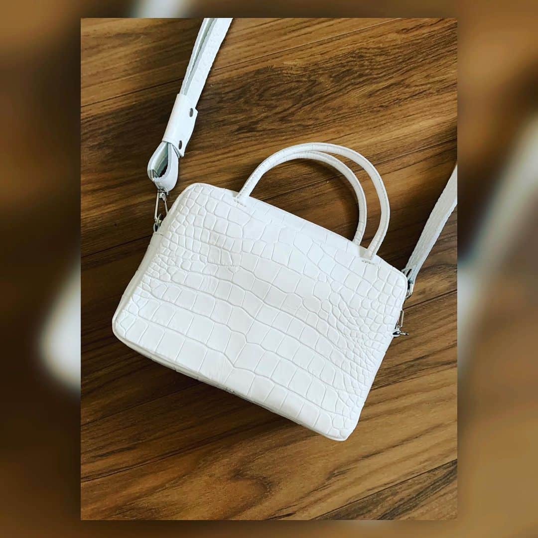 中澤裕子のインスタグラム：「🤍🤍 NEW Kottyバッグ 綺麗な白 可愛い白  ショルダーは ２人の子ども達と 手をしっかり繋げるから好き  もうすでに色違い欲しい  #kottybag  #2way #真っ白可愛い  #欲張りたくさん欲しくなる」