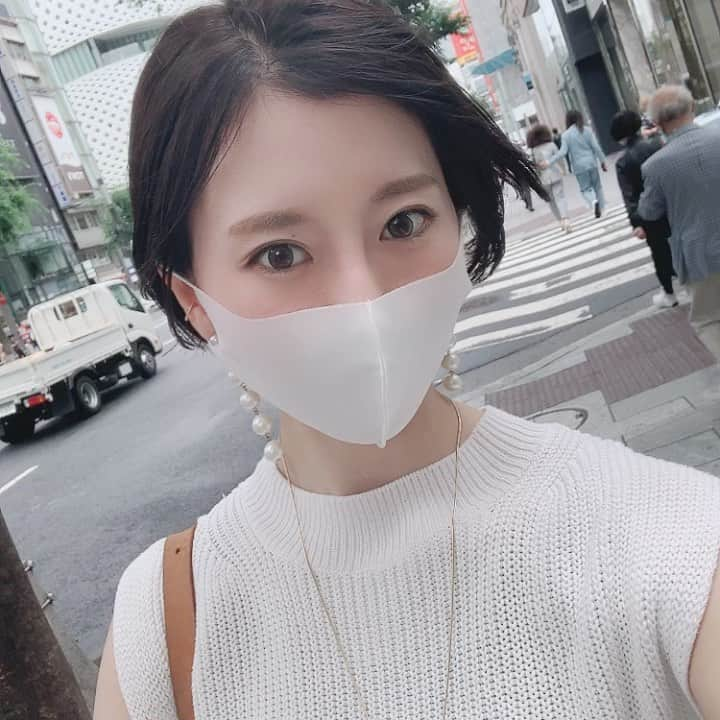 矢野冬子のインスタグラム：「ショートヘア✨ 寝ている間に寝返りがすごく楽🤣 、 お風呂もとっても楽🤣 アレンジなんかも出来る様に 勉強しなくては🤣 、 風が強すぎて🤣 #ショートヘア  #ABBEYGINZA」