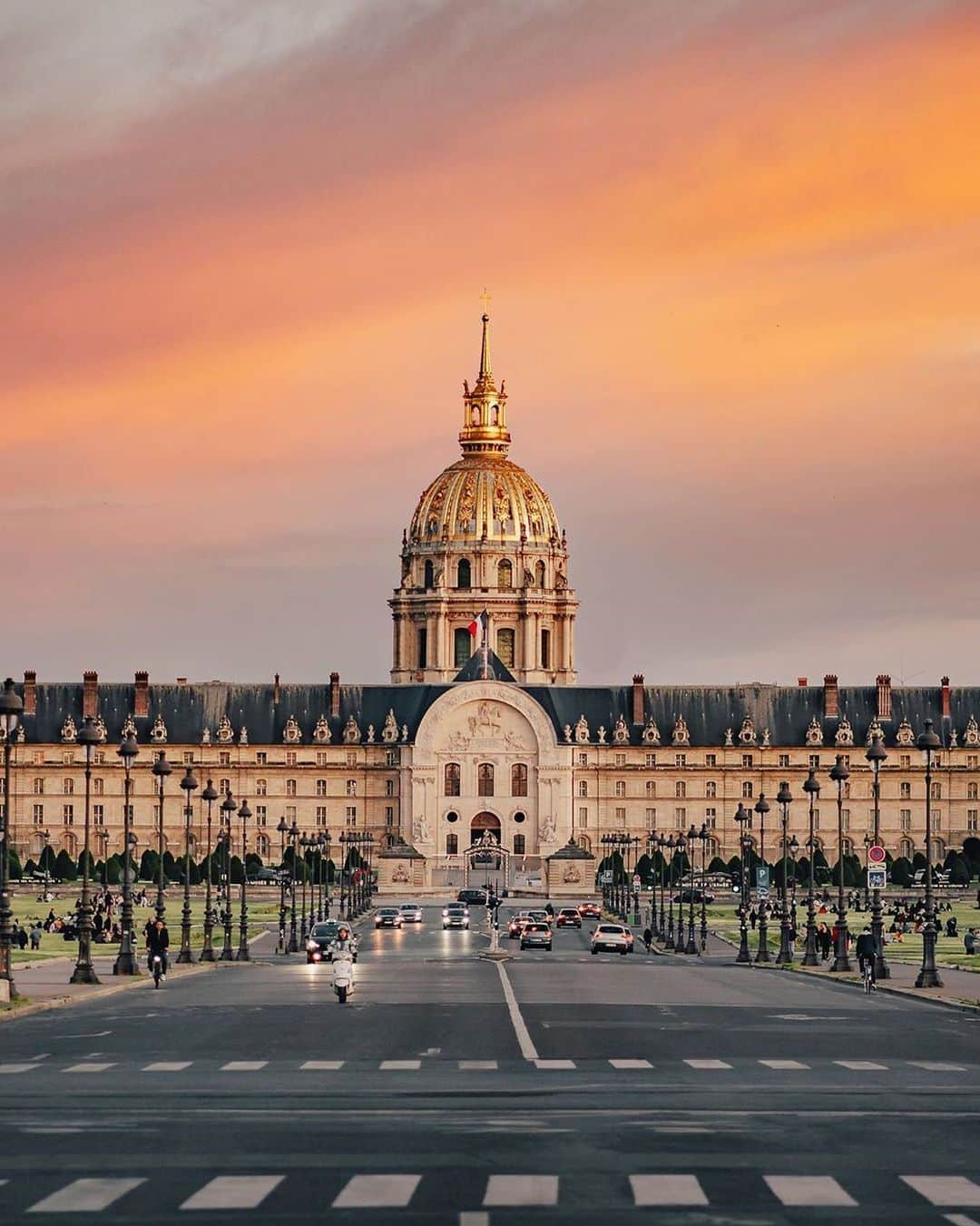 BEAUTIFUL DESTINATIONSさんのインスタグラム写真 - (BEAUTIFUL DESTINATIONSInstagram)「A sunset to remember! 🌅😍"This is the kind of surprise you can get at the end of a cloudy day in Paris! On Monday, @__ojha & I went on a sunset stroll from the Tuileries Garden to the banks of the Seine and to be honest, we were quite disappointed because the sky was not really good … until we reached the Alexander III Bridge where there was this massive and colorful cloud over the Invalides 😍 A most welcome surprise to cheer us up!" - @wonguy974. ✨ Tag a friend who'd love a surprise like this! (📸: @wonguy974 📍: Pont Alexandre III)」7月2日 8時38分 - beautifuldestinations