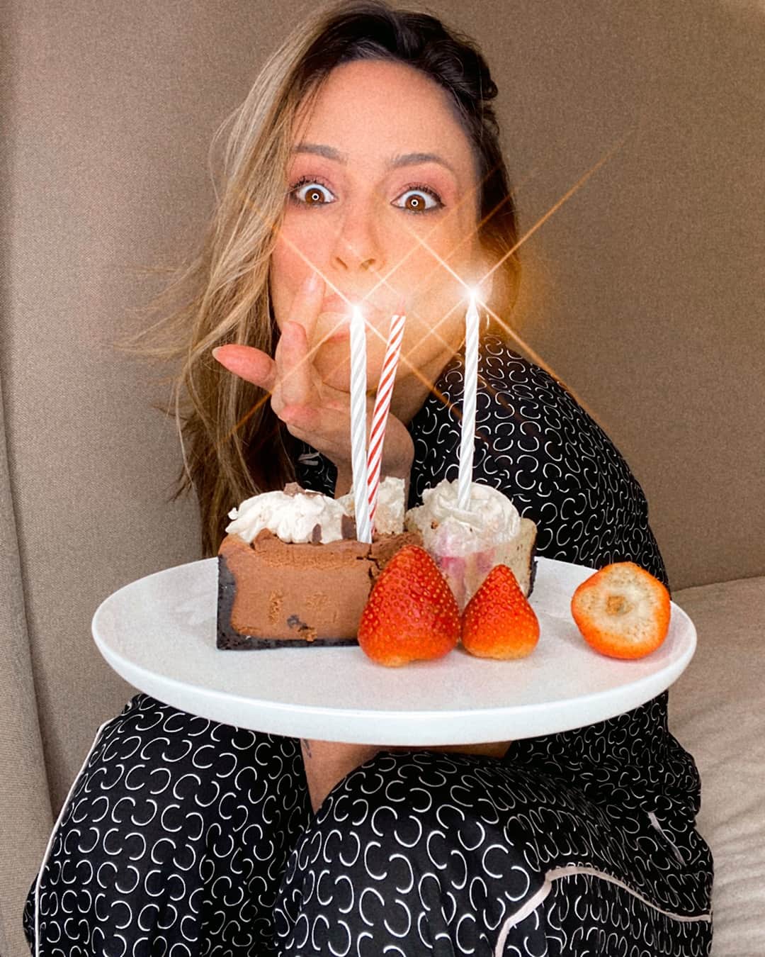 Claudia Leitteのインスタグラム：「Meu aniversário é dia 10 de julho e a pergunta é: vocês querem me ajudar a montar o repertório da LIVE? Deixem nos comentários quais músicas vocês acham que não podem faltar de jeito nenhum na nossa festa. Vale de qualquer época! Quero saber quais das minhas canções são mais importantes pra vocês. ✨💘 E pra não esquecer: nos vemos dia 10, às 19h30, no meu canal! Link na bio. ⠀ #QuarentandoNaQuarentena」