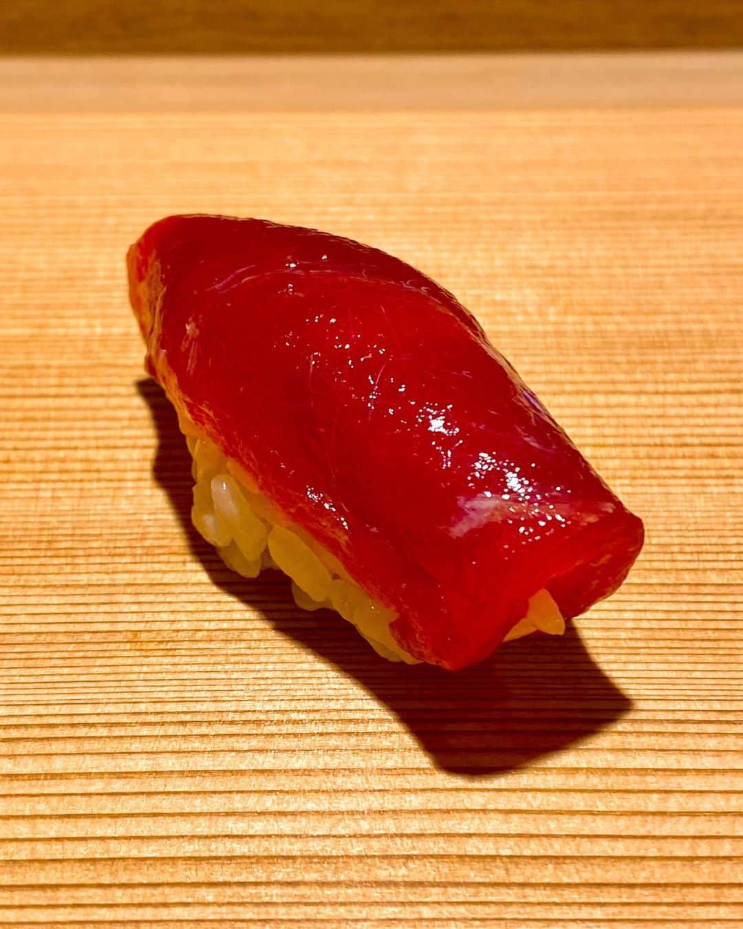 秋山具義さんのインスタグラム写真 - (秋山具義Instagram)「初めての神楽坂『波濤』。﻿ つまみも握りも素晴らしく美味しかった！！！﻿ 熊切大地大将、若いのに凄い！﻿ 東京で、また好きな寿司店が増えちゃった！﻿ ﻿ #波濤 #具義寿司2020 #具義うに2020」7月2日 8時54分 - gugitter
