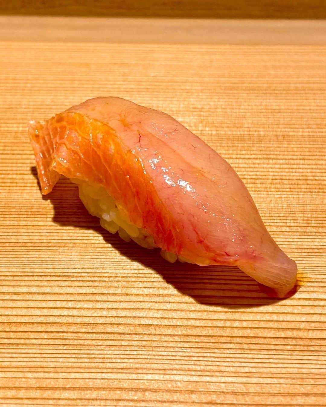 秋山具義さんのインスタグラム写真 - (秋山具義Instagram)「初めての神楽坂『波濤』。﻿ つまみも握りも素晴らしく美味しかった！！！﻿ 熊切大地大将、若いのに凄い！﻿ 東京で、また好きな寿司店が増えちゃった！﻿ ﻿ #波濤 #具義寿司2020 #具義うに2020」7月2日 8時54分 - gugitter