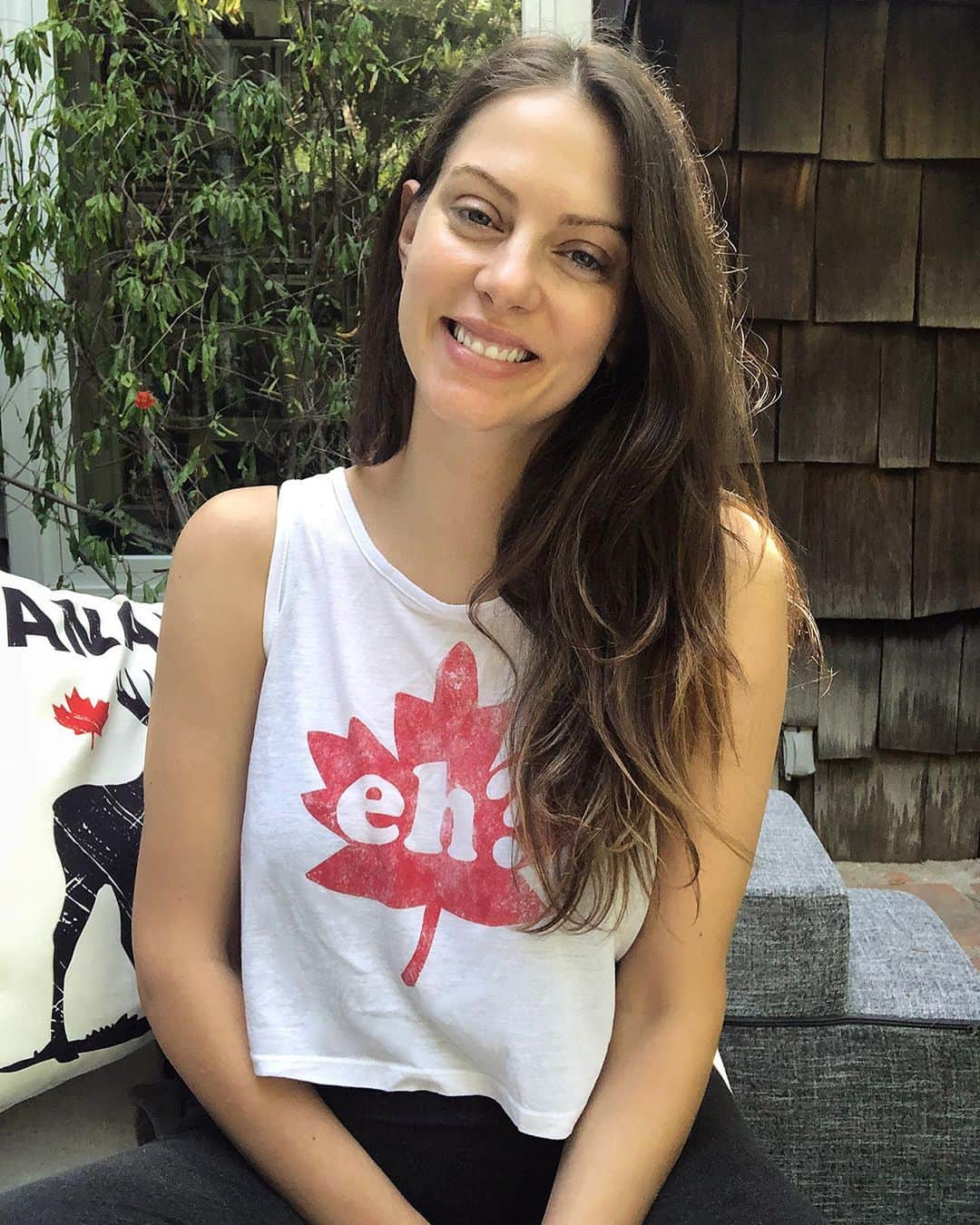 ジュリア・ボスさんのインスタグラム写真 - (ジュリア・ボスInstagram)「Happy Canada day, eh! 🇨🇦 I’m about to go get me some #poutine and wash it down with some #maplesyrup because for sure that’s what you do on Canada’s birthday eh? PS the #eh shirt is still a thing #6yearsinarow #happycanadaday #ohnoforsure #happycanadadayeh #ehshirt #madeincanada」7月2日 8時58分 - juliavoth