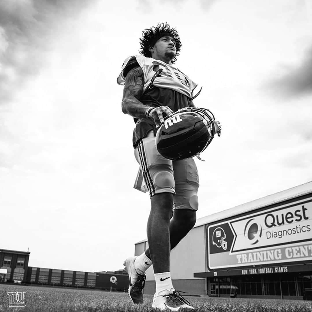 New York Giantsさんのインスタグラム写真 - (New York GiantsInstagram)「As told by our team photographer: 8/3/19 - Clouds can make any photo look cool. Evan Engram’s hair makes it even cooler. For this photo, he was working out with his position coach during a practice break, and I sat and waited for him to pick up his helmet and walk past me. I wanted to make sure I got the fieldhouse and practice facility in the background with those ominous clouds overhead – and, of course, that hair. @nygiantsphotog #bwwednesday」7月2日 9時00分 - nygiants