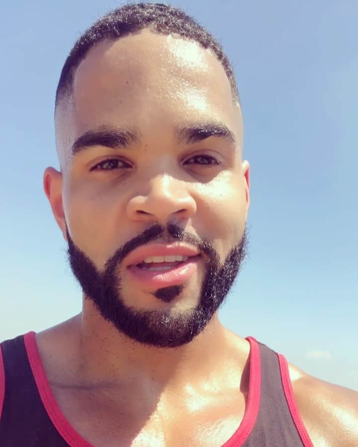 ディジョン・タルトンのインスタグラム：「A little outside, workout and social distancing all mixed together! 💪🏽」