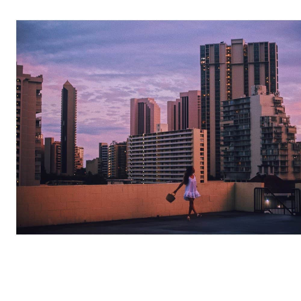 Amanda Kutakaさんのインスタグラム写真 - (Amanda KutakaInstagram)「Between here and there, we forgot what it felt like to be twenty-three. Dancing on rooftops. Reminiscing on traveling the world. But somewhere between the thousands of sunsets, she glows a little differently now. A little brighter. A little bolder. W/ @alyssawooten」7月2日 9時08分 - lovekimiko