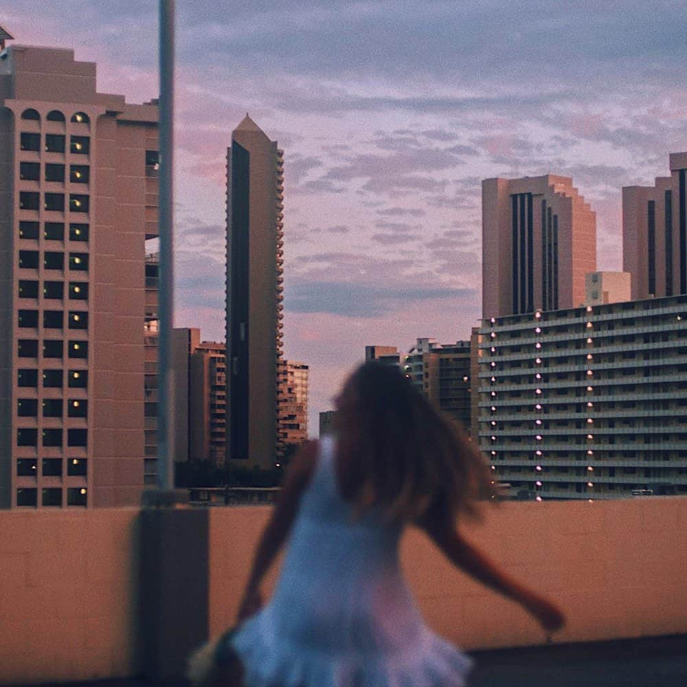 Amanda Kutakaさんのインスタグラム写真 - (Amanda KutakaInstagram)「Between here and there, we forgot what it felt like to be twenty-three. Dancing on rooftops. Reminiscing on traveling the world. But somewhere between the thousands of sunsets, she glows a little differently now. A little brighter. A little bolder. W/ @alyssawooten」7月2日 9時08分 - lovekimiko