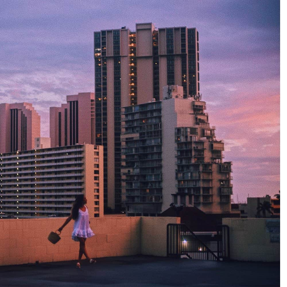 Amanda Kutakaさんのインスタグラム写真 - (Amanda KutakaInstagram)「Between here and there, we forgot what it felt like to be twenty-three. Dancing on rooftops. Reminiscing on traveling the world. But somewhere between the thousands of sunsets, she glows a little differently now. A little brighter. A little bolder. W/ @alyssawooten」7月2日 9時08分 - lovekimiko