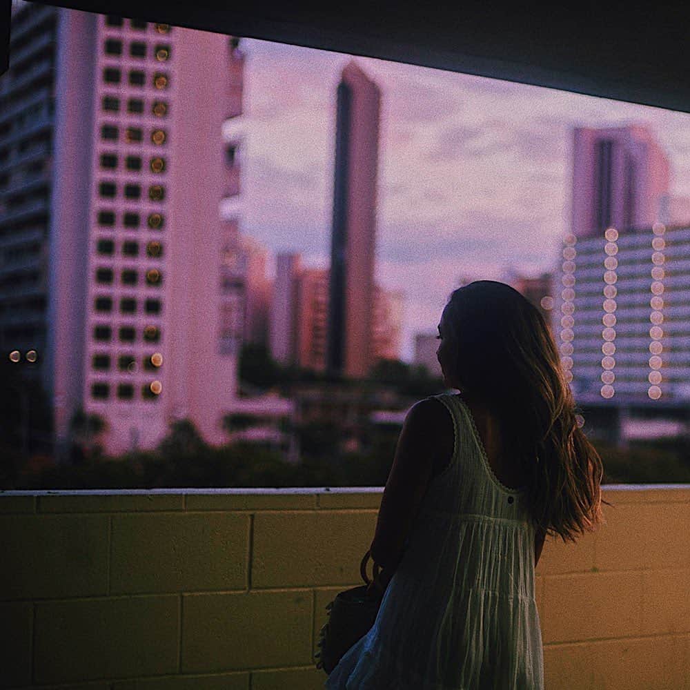Amanda Kutakaのインスタグラム：「Between here and there, we forgot what it felt like to be twenty-three. Dancing on rooftops. Reminiscing on traveling the world. But somewhere between the thousands of sunsets, she glows a little differently now. A little brighter. A little bolder. W/ @alyssawooten」