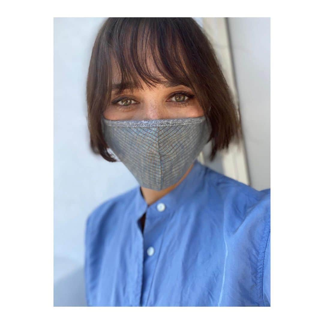 ラシダ・ジョーンズさんのインスタグラム写真 - (ラシダ・ジョーンズInstagram)「Challenge accepted, @samiranasr and @torysport. I've tried to breathe through (pun intended) my frustration with people not wearing masks but let's just be clear: wearing a mask is an act of civility, of generosity, of understanding the greater good for your community. By not wearing a mask, you could be spreading a deadly disease. Period. So please #StayHomeIfYouCan, and if you must go outside, then please #WearADamnMask!  Do it for older people, for immunocompromised people, for businesses and for the economic safety of many people that are relying on YOU to flatten the curve. Many lives, including your own, might depend on it. I challenge @lenawaithe, @cynthiaerivo, @kenyabarris, @haimtheband, @kellyrowland, @iammarkronson and @samantharonson!」7月2日 9時14分 - rashidajones