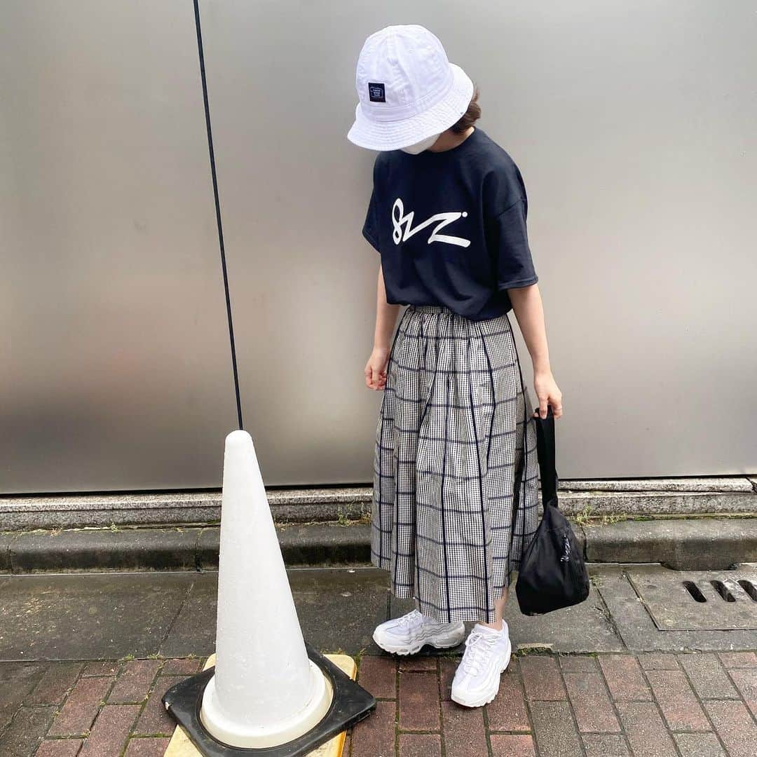 三戸なつめさんのインスタグラム写真 - (三戸なつめInstagram)「#なつめ服 🤍🤍🤍 白のコーン初めてみたかも🤍 @81teez のハットと遠い親戚みたい笑 Tシャツも同じブランドよー！ この日は天気が悪くてドヨンだったからちょっとでも気分をあげたくて新しいアイテムを着ました！ やっぱり服の力って偉大だね！ ありがとうございます！！！☀️  #mito_natsume」7月2日 9時16分 - mito_natsume