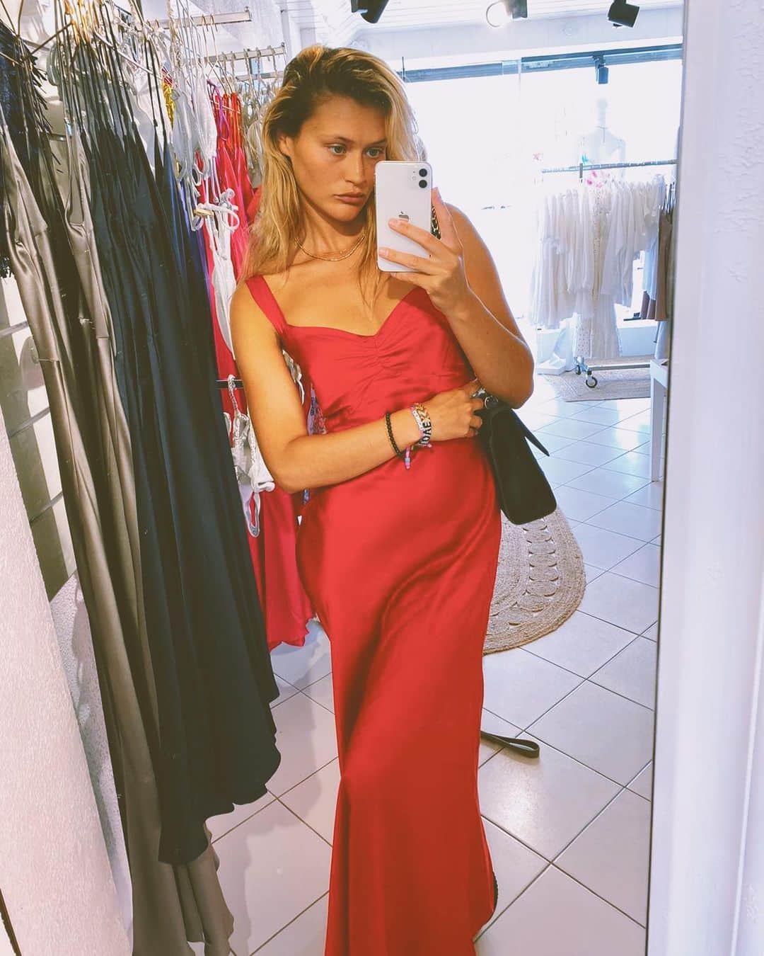 ダニジョーのインスタグラム：「je t'aime 💄🍷🍒🍓❤️🍎」