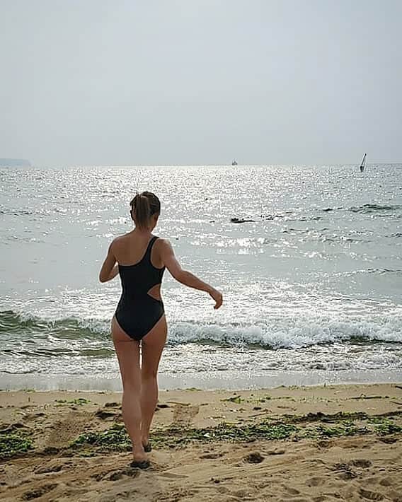 杏奈さんのインスタグラム写真 - (杏奈Instagram)「【#beachworkout 】 福間に居る間は毎朝砂浜で朝トレが出来たので動画撮っときました♪ 砂浜は足元がフラフラしてすごい体幹辛かったけど、お家でも出来るので是非😀🧡 それぞれ10回ずつ×2セット🔥もしくは20秒ずつの１分チャレンジでも🙆‍♀ 今年は海に行けないかなって思って眠らせていた新しい水着は @sunnysummer.jp サニーサマーのワンショルタイプ🩱そのままカフェでも着れるので海行けない分、私服で着ようと思います😗 かわいい水着たくさんあるので良かったら是非チェックしてみて下さい😀🧡  #Summer @sunnysummer.jp #sunnysummer#seafolly#シーフォリー #サニーサマー#ダイエット#ダイエット女子#ダイエットママ#ダイエット部#産後#産後ママ#産後ダイエット#ダイエッター#美脚#美脚づくり#美脚トレーニング#太もも#太もも痩せ#内もも#むくみ#むくみ解消#トレーニング#エクササイズ#筋トレ#筋トレ女子#ボディメイク 音楽: Peach ミュージシャン: Jef」7月2日 9時24分 - anna97114