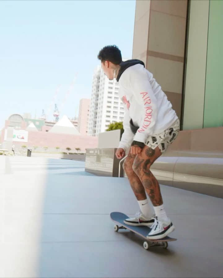 ナイジャ・ヒューストンのインスタグラム：「JAH 2s.. Made for the Send! Now get yourself a pair and go get buck😈 #NYJAH2 @nikesb」