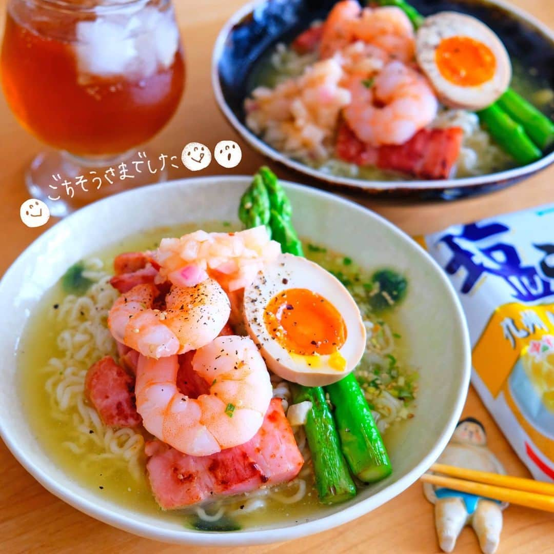 なっつ。さんのインスタグラム写真 - (なっつ。Instagram)「2020.7.2.Thursday PUNICAFE LUNCH. ❁ ある日のおうちごはん🍚 ・サッポロ一番塩ラーメン 柚子塩コショウ味で冷やしラーメン ・トッピング 味玉 海老 アスパラ ベーコン たまねぎの酢漬け ❁ #サッポロ一番塩ラーメン で 冷やしラーメン♬ ゆず胡椒味♡ トッピングを豪華にしたら 袋ラーメンがわくわくな 冷やしラーメンになった♡ 麺を少し長めに茹でて ざるにだして冷やして 氷水に袋のスープとお酢を入れて 作ったスープと一緒にお皿にもって 好きなトッピングして出来上がり♬ 簡単なのに すんごい美味しい🤤  ごちそうさまでした😊 * 昨日の人間ドック 夫婦共にコレステロール値が 高めだった😖 要注意って言われたー😓 でも視力は左目の視力が 1.0→1.5になってて 両目1.5になった😻 20代の時は2.0とかあった😄 視力はいいから 老眼早くるかもなーって びくびくです😱 ・ ・ ・ #冷やしラーメン#ラーメン#サッポロ一番#なっつごはん🍚」7月2日 9時30分 - punipopo