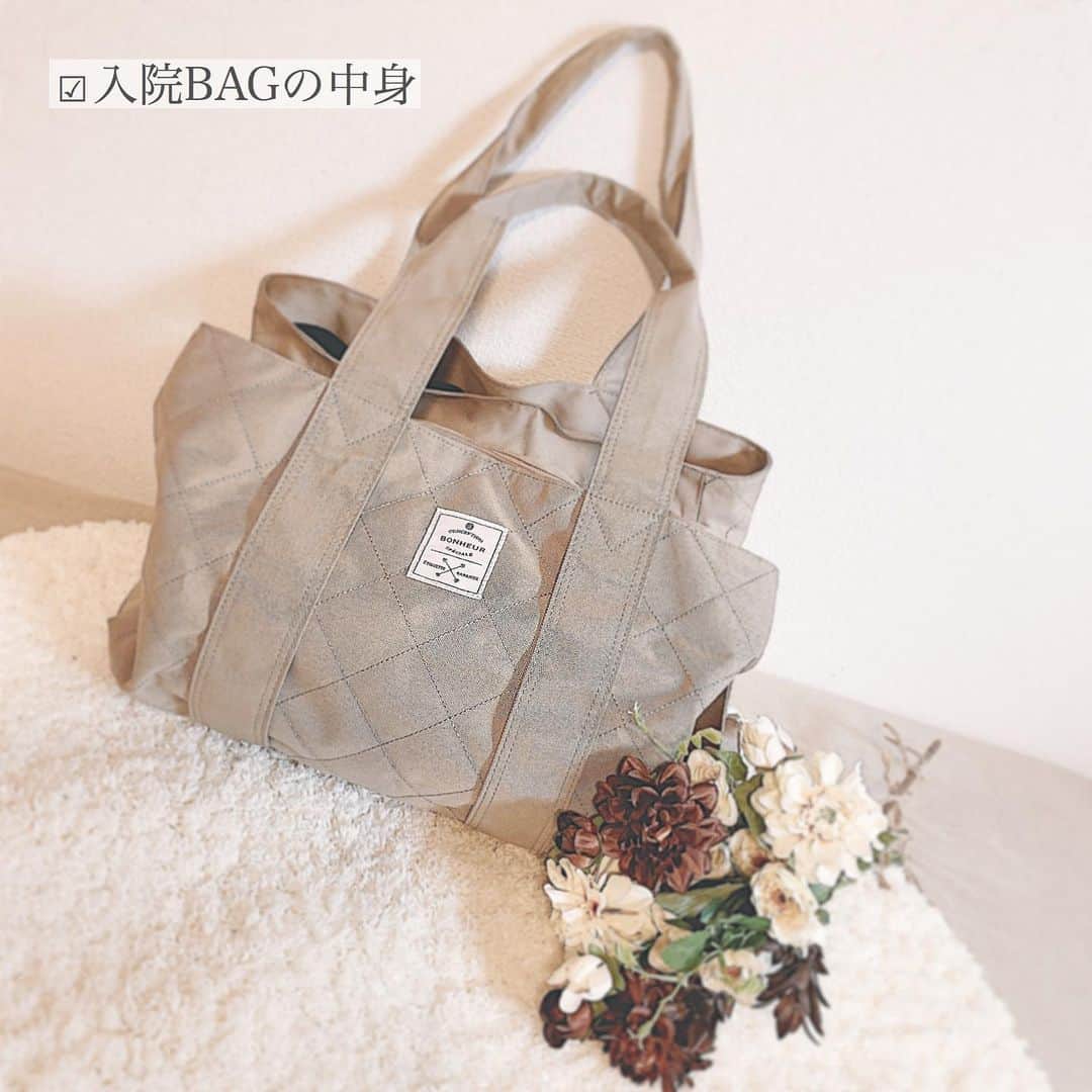 さっぴちゃんのインスタグラム：「... ... 入院バッグ👶🏼🖤... ... . . お産の入院バッグ👜前駆陣痛が来たので 慌てて準備して、実家に置いておきたい物も 慌てて揃えて持って行きました😂(笑) . とはいえ入院バッグは、必要な物はほとんど 産院が用意してくださるし、色々貰えたり ナプキンとかも沢山頂けて、無くなっても すぐ追加で買えるので、直前に化粧品とか コテとか、入れたい物を入れればお終い🤗♡ . あかりの時は、トラベル用の小さい洗顔、化粧水、 シャンプー、リンス、ボディーソープが入ってる物を 買ったけど、実際少ししか使わないしその後も 使い道が無く、どこにしまったか忘れたので(笑) . 今回はいつも使ってる物を普通に買って 持っていくことにしました☺️♡♡♡ . 退院してからも実家で使えるし、里帰り終わったら 家に持って帰ればいいし無駄にならずに済む🙆‍♀️♡ . 今回のお産はどうなるかわからないけど、2回目の 入院だからきっと多少余裕はあるはずだと思って、 美顔器とか持っていくつもりです﹏🤣♡♡♡ . シャンプーマッサージャーは100均の物で これだけは欠かせなくて(ˊᵕˋ⑅) . 毎日パパッと済ませるお風呂でも愛用してるし 頭皮のマッサージすると頭のこりが取れて 顔のむくみも取れるから新しく買っておいた♡ . . ………………………………(♡)……………………………… .」