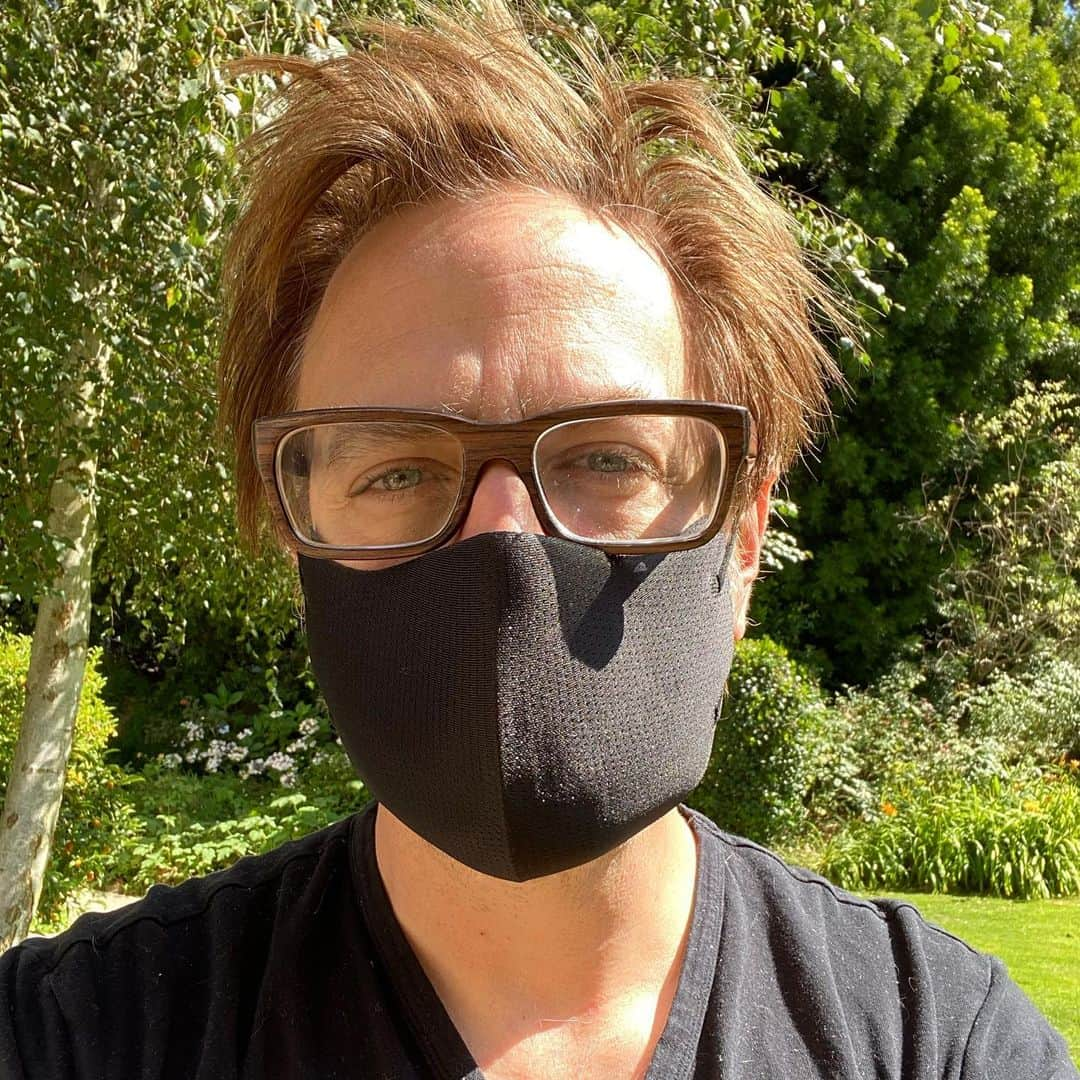 ジェームズ・ガンさんのインスタグラム写真 - (ジェームズ・ガンInstagram)「Ok @elizabethbanks I’ll take the challenge. I #wearadamnmask when I’m out in public, because I love my country and it’s good for my life and the lives of others. Contagious disease experts are in unison that masks are vital to getting through this pandemic as quickly as possible. The US is only 4% of the world’s population yet we have 25% of the world’s deaths from coronavirus. There are many reasons for this but one of them is that we were slow to adopt mask-wearing out in public. Do not believe the misinformation out there being spread to the contrary (for instance, masks are not harmful to the wearer unless there’s some very serious underlying health issue you would already know about). Be safe. #Wearamask #❤️  There is a lot of misinformation in the comments below. We are always learning new things about how to combat coronavirus but there are a few things we’ve learned about what helps: 1) Yes, ANY mask helps, cloth or not. Not all masks are created equal - an N95 is better than cloth - and nothing is a sure way to prevent sharing or receiving the disease, but any mask in front of your nose and mouth will help. 2) Masks ARE good to prevent one from receiving Covid as well as spreading it. Again, nothing is certain but most contagious disease scientists have come around to believing a mask cuts down one’s risk of getting Covid (it isn’t perfect). 3) Masks are not dangerous. Unless you have a very specific pre existing condition where you are already quite unhealthy, a mask will not harm you in any way. Any stuff saying otherwise has been linked to one mad doctor, conspiracy web sites, or active attempts to create division among Americans. Don’t fall for it. I’m putting a link in my bio to an article with some of the most recent data. But there are many many more articles out there. Please don’t use your bias to believe what you want to believe! This is NOT a political issue! Even Trump now says masks are good, because he’s realized people need to wear them if he wants the economy to recover.」7月2日 9時35分 - jamesgunn