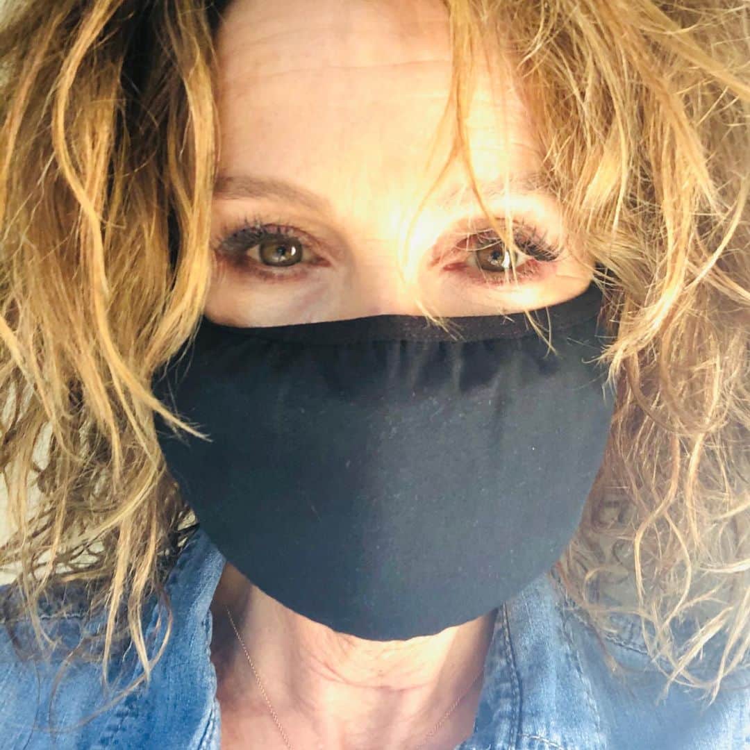 ジェニファー・グレイのインスタグラム：「how bout we show our care for each other’s well-being and safety by wearing a mask when we go out? it’s a pretty simple ask, and it is the most effective way for us to save thousands of lives. the lives of our beloved families and community, our country, and humans all over the globe. with the holiday weekend coming up, please stay safe, and if we all  commit to this simple practice, hopefully the sooner we can all be close and party and dance and celebrate the way we used to. these are hard times... let’s do this. #showyoucare #wearthedamnmask #wearyourmask #wearamask #bepartofthesolution #bekind #thinkofothers #coronavirus #quarantine #isolation #socialdistancing #2020 #covid19 #thistooshallpass #youractionssavelives #doyourpart #globalpandemic」