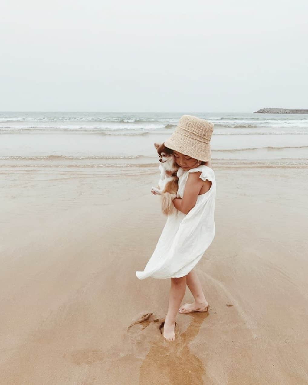 Yuiのインスタグラム：「. pale, and warm. the little friendship🐶🧒 . photo by @wh__aya ♡」