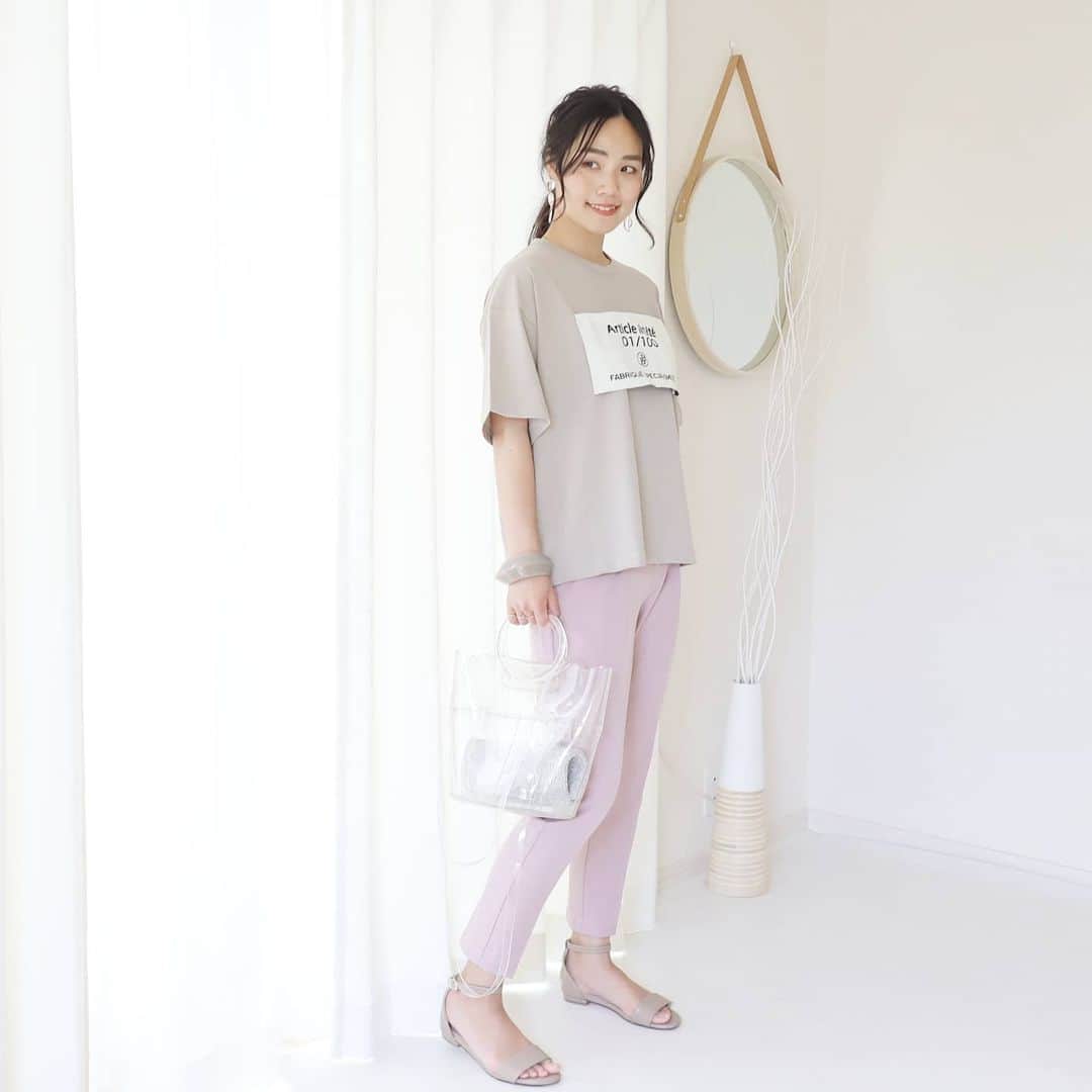 Eri Satoさんのインスタグラム写真 - (Eri SatoInstagram)「grayge×pinkコーデ · T-shirt: @blancbasque pants: @pierrot_shop(e1509-0222199) shoes: @outletshoes_official · グレージュとピンクの組み合わせ可愛い😍😍😍 · ブランバスクの 👉大織ネームTシャツ【BB02-917】 でシンプルコーデ  @blancbasque のトップページのURLからSHOPに飛べます☺💛 · 今日2日&明日3日、 恵比寿にあるブランバスクのショールームにて ファミリーセールやってます！ (マルジェラの隣の建物です) 誰でも入れます！ 午後以降は毎年わりと空いてます☺️ 詳しくは @blancbasque からチェックしてみて下さいね！ · #blancbasque #ブランバスク#高身長コーデ#ママコーデ#カジュアルコーデ #夏コーデ#fashion#ootd#outfit#code#coordinate#style#ファッション#コーディネート#コーデ#プチプラ#プチプラコーデ#シンプルコーデ#mamagirl#locari#partegram#カジュアル#お洒落さんと繋がりたい」7月2日 9時54分 - satoeri626