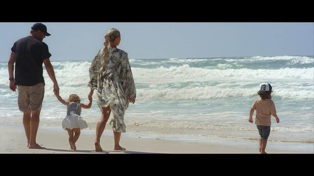 のインスタグラム：「The "Got What I Got" video, filmed with the fam this summer in @DestinFWB, is out now! Watch it via the link in bio.」