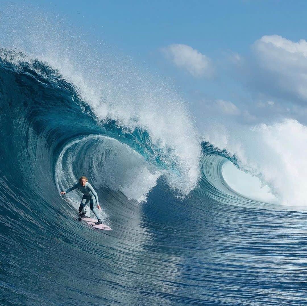 ローラ・エンバーのインスタグラム：「love this shot @mattydunbar the camera wizard 🌊 Link in Bio to the @undonefilm book with some more special moments/stories from the making of @undonefilm  @billabong_womens_australia @dhdsurf @undonefilm」