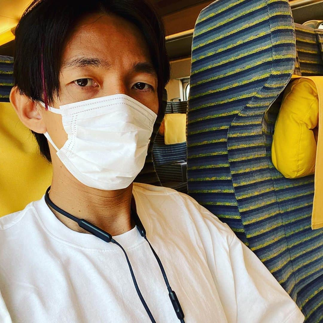 岡部将和さんのインスタグラム写真 - (岡部将和Instagram)「【緊急】 どうやっても震えが止まりません。 止め方を教えて下さい。  イベントに 妻の服着てきちゃいました(´༎ຶོρ༎ຶོ`)  すんごい下の方裂けてます  I'm surprised now. This shirt is my wife.」7月2日 10時05分 - dribble_designer