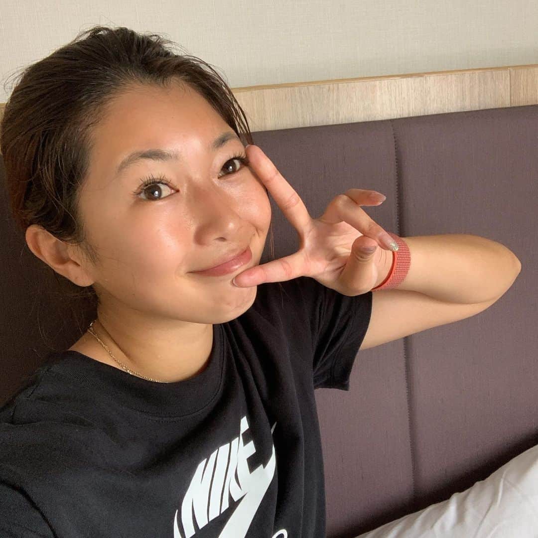 のインスタグラム：「. 体幹トレーニングしただけで汗だく〜。 すぐにシャワー浴びれる環境にいるときの汗だくは気持ちいい〜！ トレーニングの後に用事が入ってるときは汗かくのいやだ〜。、（笑） 朝イチでトレーニングすると、アフターバーンでしばらくの間カラダを燃やしてくれるよ🤩 #家トレ#家トレ女子#体幹#体幹トレーニング #コア#コアトレーニング#アスリート女子#アスリート」