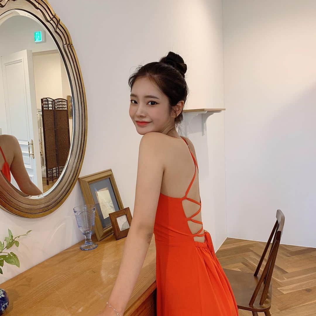 Chuuのインスタグラム：「❤️CHUU❤️ . 짜릿한 여름 원피스❣️❣️ 뒷태 반전 여름 홀리데이 원피스로 강추해요💋 쨍하게 돋보이는 레드 컬러의 매력🔥😍 _ 💌반전매력 홀리데이 dress」