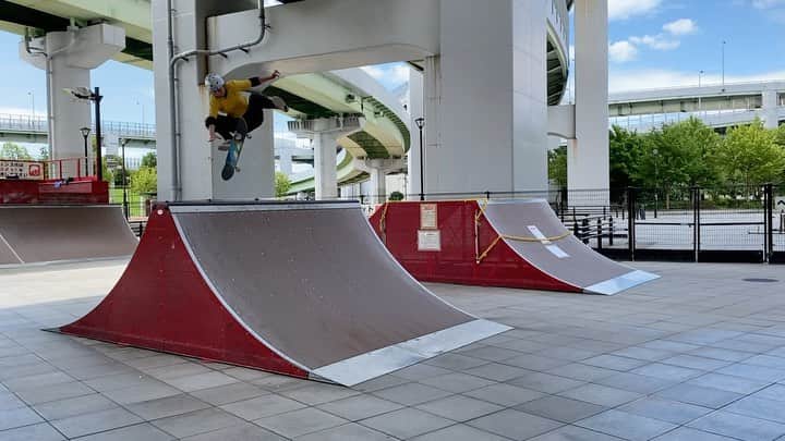 中村貴咲のインスタグラム：「Hello hello  B/S360 to Kick flip #しゃがむ癖直そう #バクサイドのまわり方ロボット #一発目メイクならず二発目メイク  @akiko_lawson  @kinoshita_group_sports  @asics_sportstyle_jp  #asicssports  @independenttrucks  @bonesbearings  @powellperalta  #13mind @stance_japan #skateboard #skatergirl #girlsskate #girlsskater」