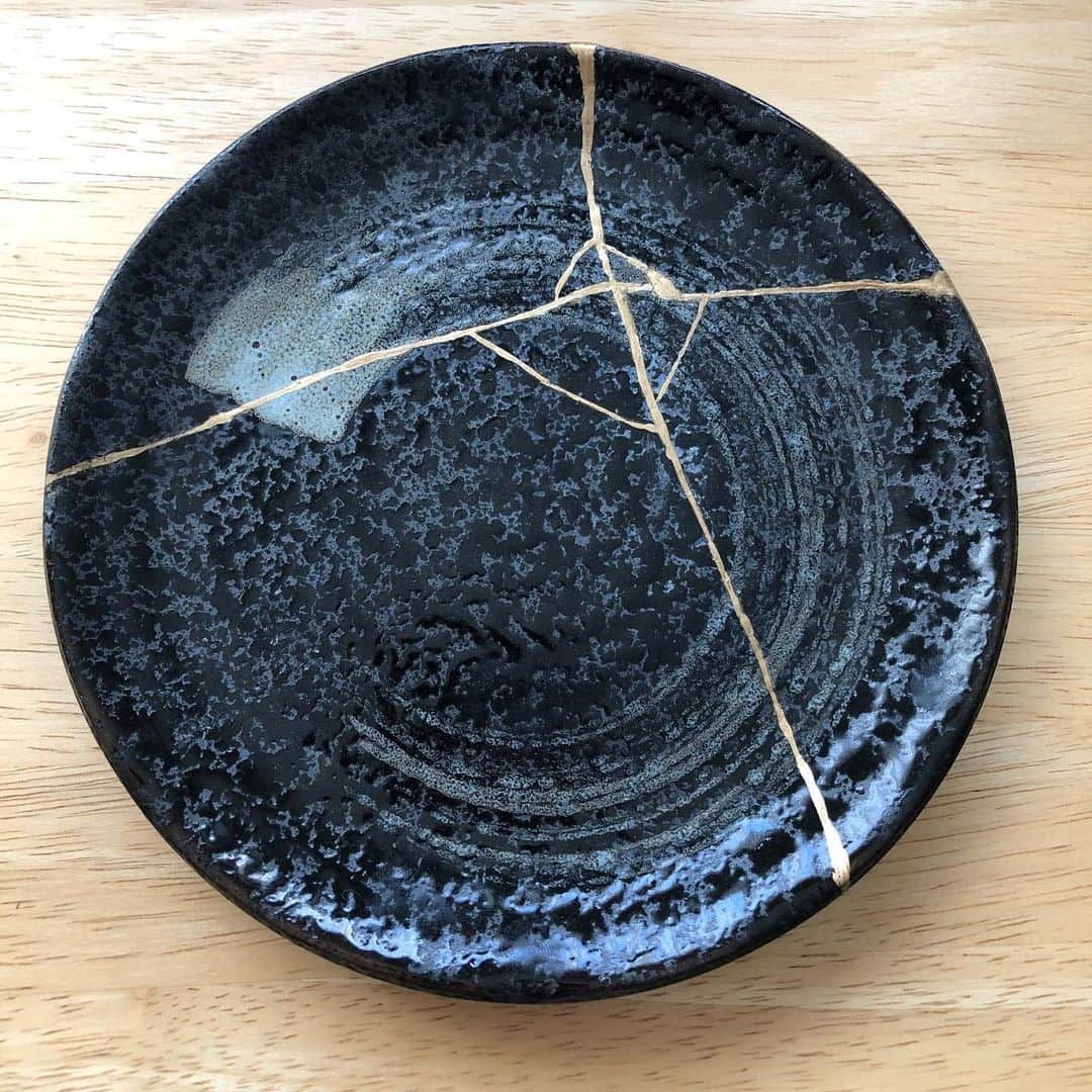 KATのインスタグラム：「There’s a crack in everything, that’s how the light gets in. - Leonard Cohen   It’s been an awesome journey of self discovery and therapy learning the Art of Kintsugi from @6jigen   I some times hop on twitch while I’m working on kintsugi projects so you can follow and hang with me there! Link is in the bio. You can request songs for me to sing there too.   最近金継ぎにハマってます。💔❤️ Twitch のチャンネルでも金継ぎのストリーミングをしているので私のチャンネルに是非遊びに来てね！  #kintsugi @academykinstugi @iamfujimura」