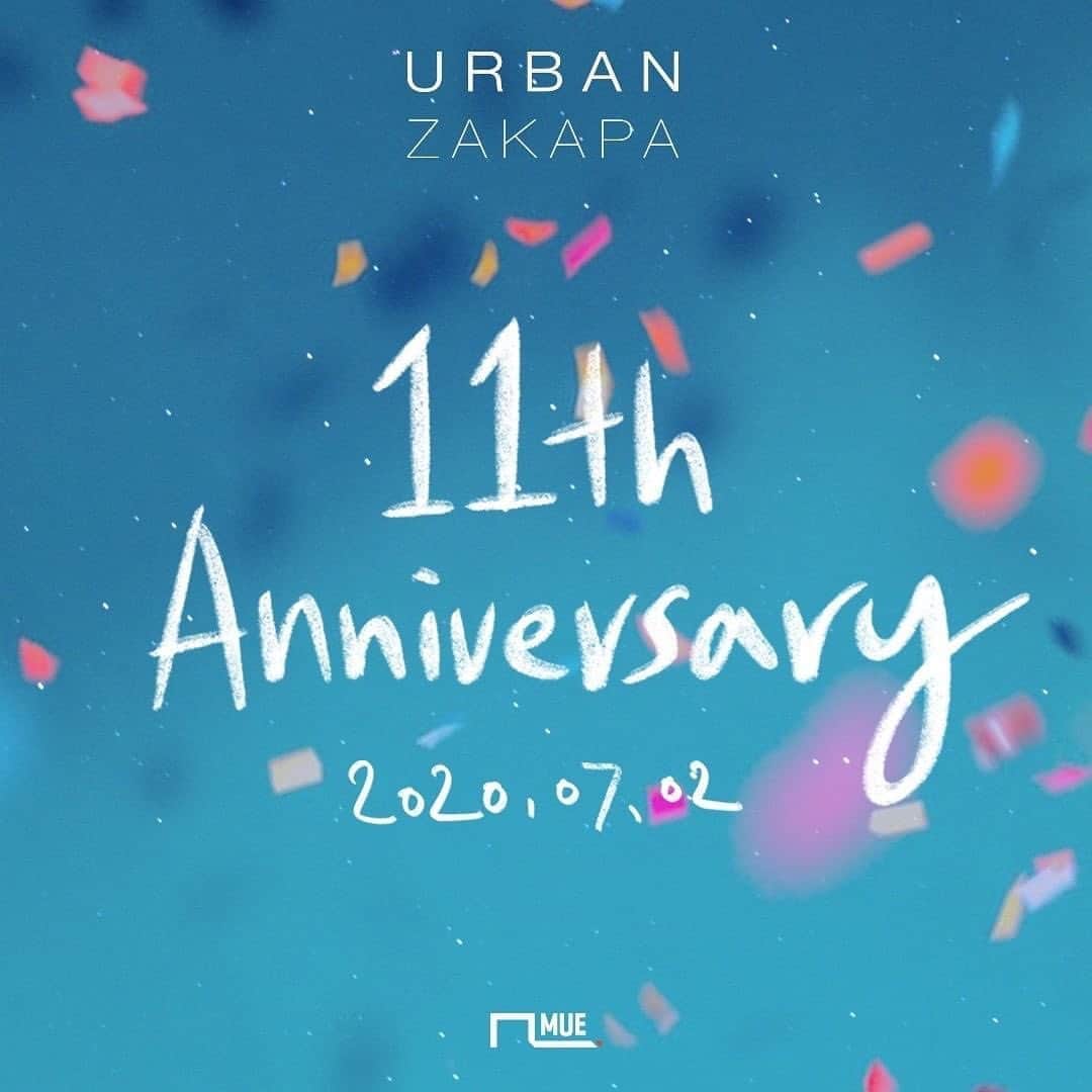 のインスタグラム：「오늘은 어반자카파가 데뷔한지 11주년이 되는 날 입니다. 21살 데뷔해서 아무것도 모르고, 이 세상 모든것들이 신기했던 신인시절이 엊그제 같은데, 벌써 햇수로는 12년차네요. 어떻게 시간이 이렇게까지 흘렀는지.. 우여곡절도 많았고, 힘든 시간도 많았지만. 즐겁고 행복한 시간이 훨씬 더 많았기에 지금의 어반자카파가 존재할수 있었을꺼에요. 처음부터 함께한 밴드 형 누나들, 항상 배려해주고 이해해주는 이동형 대표님 이하 회사 식구들, 서로에 대해 모든걸 아는 사랑하는 우리 멤버들 다 너무너무 고맙습니다. 그래도 제일 고마운건 12년째 어반자카파의 음악을 사랑해주시는 팬 여러분들이 있기에 어반자카파의 모든것들이 존재 할 수 있는거에요. 여러분들이 없었으면 아무것도 없었을꺼에요. 그저 감사하다는 말 밖에는 달리 표현 할 수 있는데 없네요. 너무너무 감사합니다. #어반자카파 #어반자카파11주년」