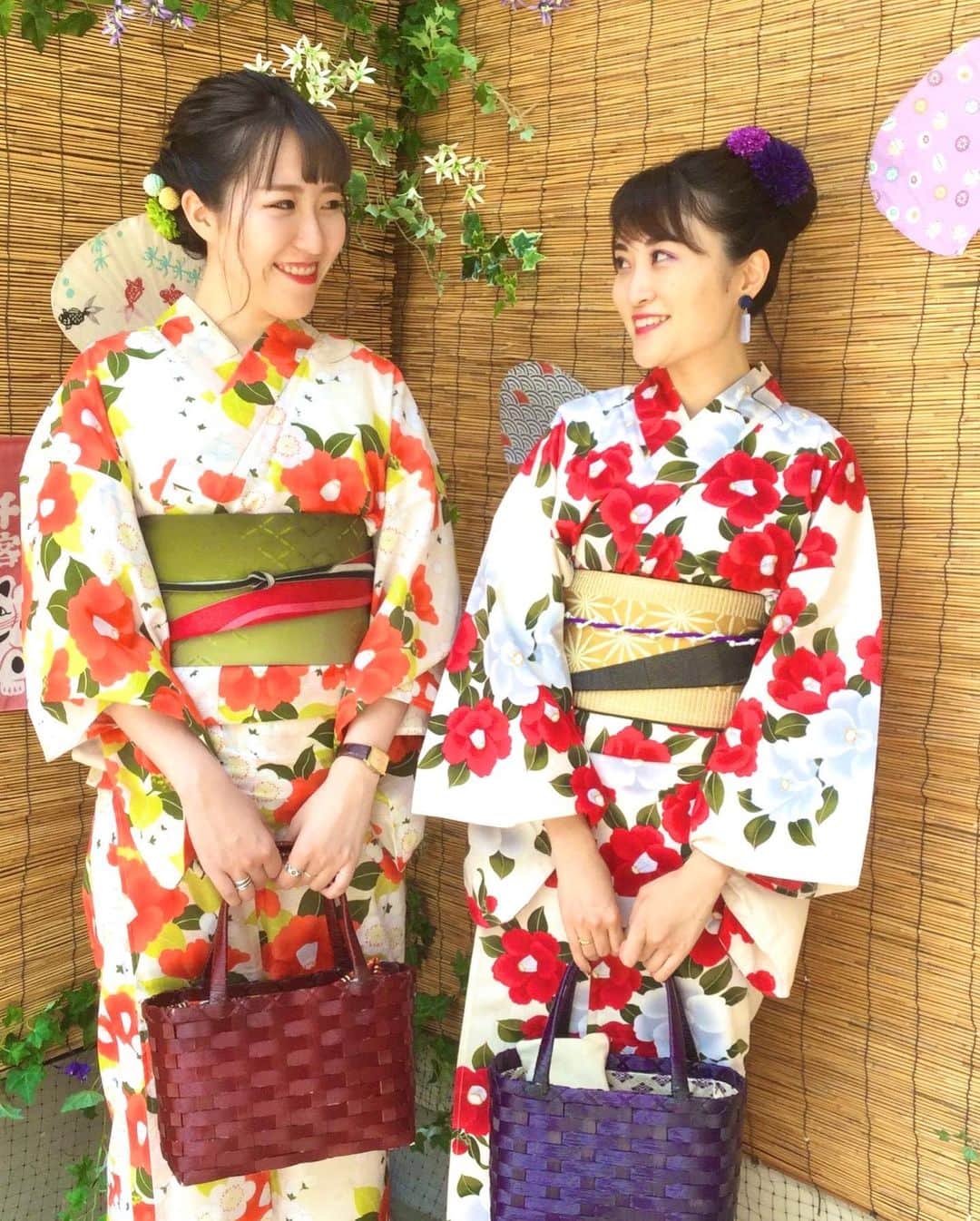 金沢着物レンタルshop心結〜kokoyui〜のインスタグラム：「色違いのおそろいの浴衣👘💕 . カバン👜も色違いでとっても素敵ですね☺️❣️ . みなさん今日もお元気でありますように🧸💕 .  　 #金沢観光 #金沢着物 #金沢ランチ #金沢グルメ #撮影 #兼六園 #東茶屋街 #21世紀美術館 #着物ヘア #ヘアセット #和服 #着物 #レトロ着物 #アンティーク着物 #着物女子 #着物コーディネート#きもの  #kimono #kimonorental #kimonostyle #kimonogirl #japanesekimono #和服體驗  -----*----*------*-----*----*-------- @kokoyui_kimono  ⚫︎金沢駅前 着物レンタル心結(ここゆい)  ⚫︎営業時間 : 9:00〜18:00 ⚫︎address : 金沢市本町1-3-39 ⚫︎tell : 076-221-7799 ⚫︎金沢駅から徒歩5分  ⚫︎コインパーキング補助  @kokoyui_furisode #成人式 #卒業式 #振袖 #結婚式 @kokoyui753 #お宮参り#七五三」