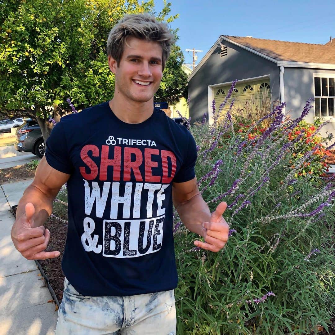 セージ・ノースカットのインスタグラム：「Starting today through July 6th, Trifecta is offering 40% off your first order with code SHREDWHITEBLUE if you want to try some good food!」