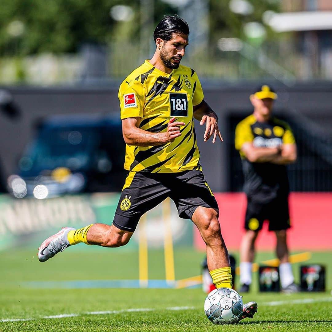 エムレ・カンのインスタグラム：「Loving the new kit! Buzzing to get back to it after a rest 😉⚡🐝 #BVB #EC23 #weCan」