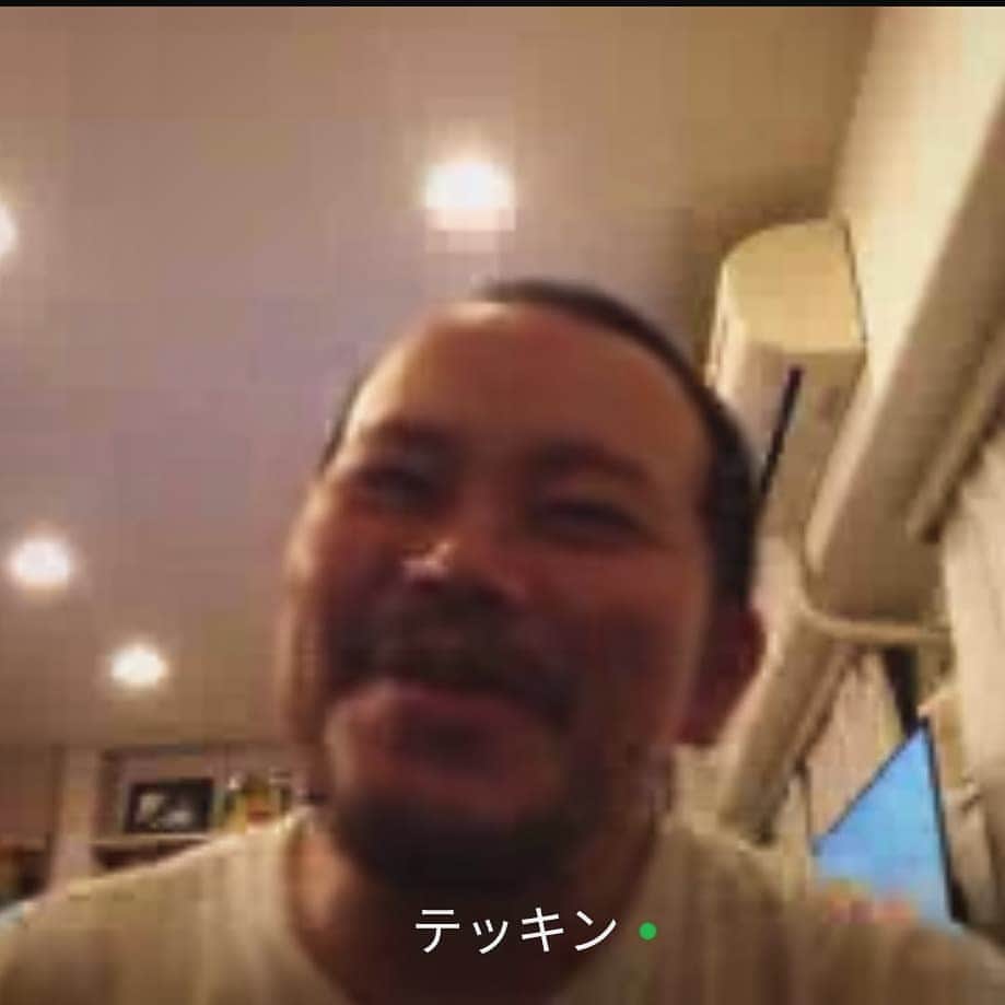 磯部正文のインスタグラム：「ハスキンオンラインミーティング  3月のツアーファイナル公演延期の件も  なかなか決定出来ずでアナウンスが遅れてしまってて申し訳ありません 状況を見つつ  近々アナウンスが出来ればと思っています  前回同様  回線不良で出たり入ったり 画像が何回か固まっていたテッキン  今回の固まった画像のスクショで お楽しみくださいませ🤓」