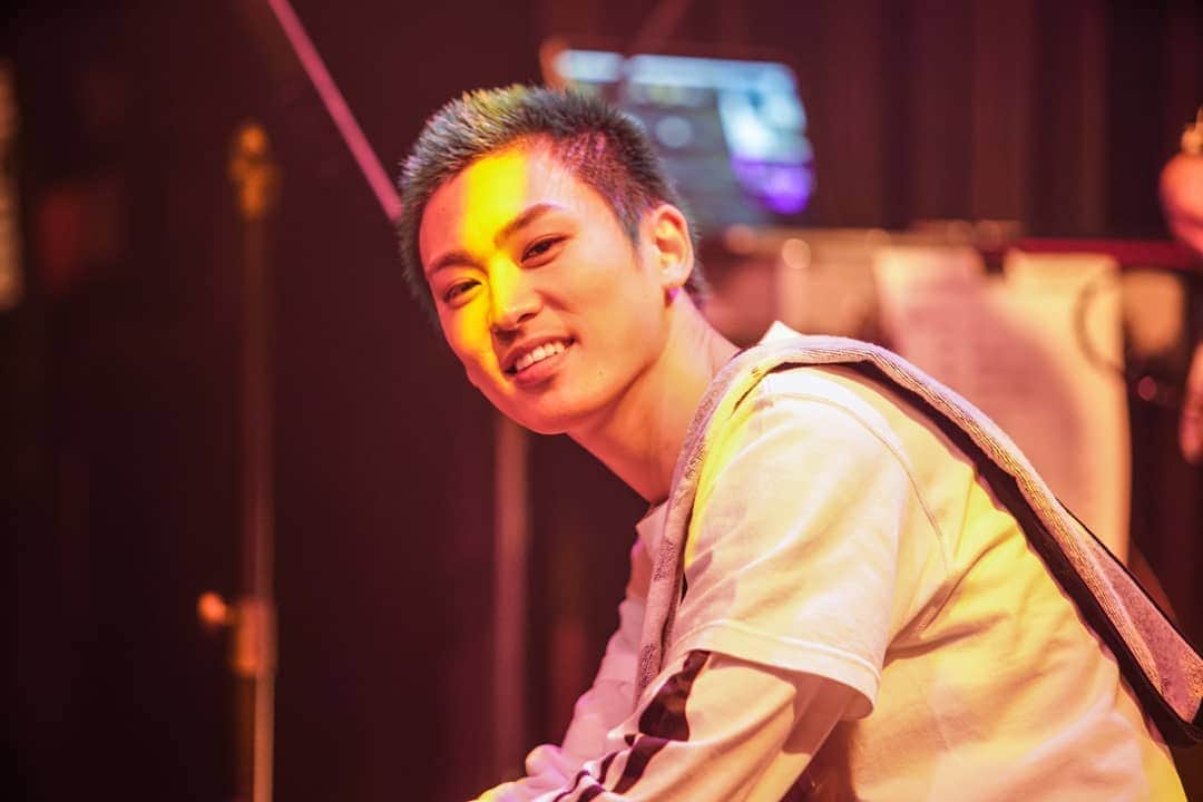 塩田康平のインスタグラム：「７月入ってた！  #いつの間にか毎日投稿 #もう随分長く続いてる #皆のコメントのおかげ #いつも楽しく読んでるよ #ありがとう #Thankuforurcommenteveryday #見てくれてる人がいるから楽しく出せる #ハッシュタグも沸いてくる #タグの泉塩田 #タグの泉の女神塩田 #塩田グの女神 #金のタグですか？ #銀のタグですか？ #いやあのー #青のタグです #タグは青しかありませんからええ #塩田康平 #livephoto  #塩スタグラム #塩スタ」