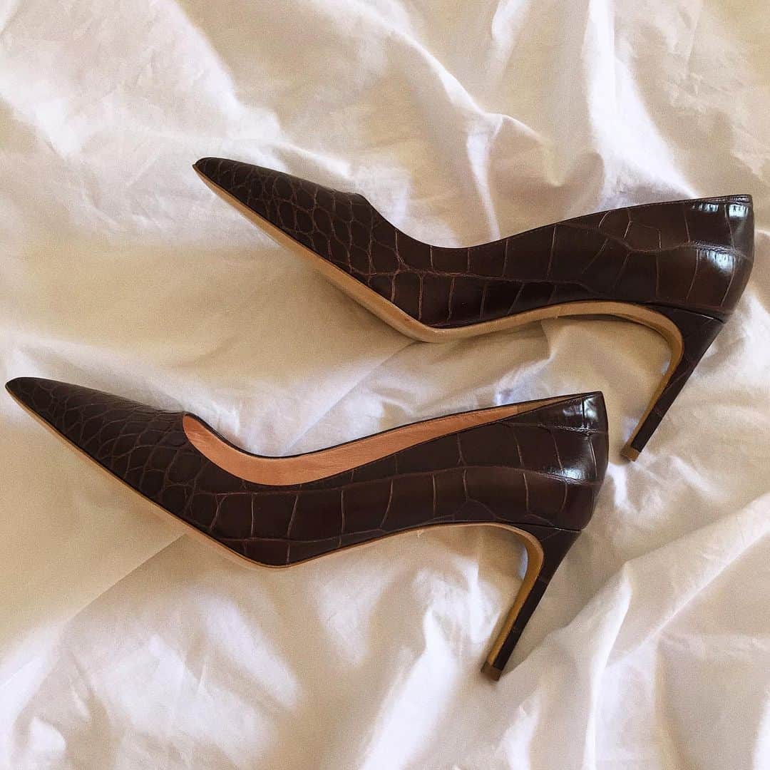 ルパートサンダーソンのインスタグラム：「Timeless style I New Nada in pomegranate croc print I #PerfectPumps #MidHeels #CourtShoes #StilettoHeels #RupertSanderson」