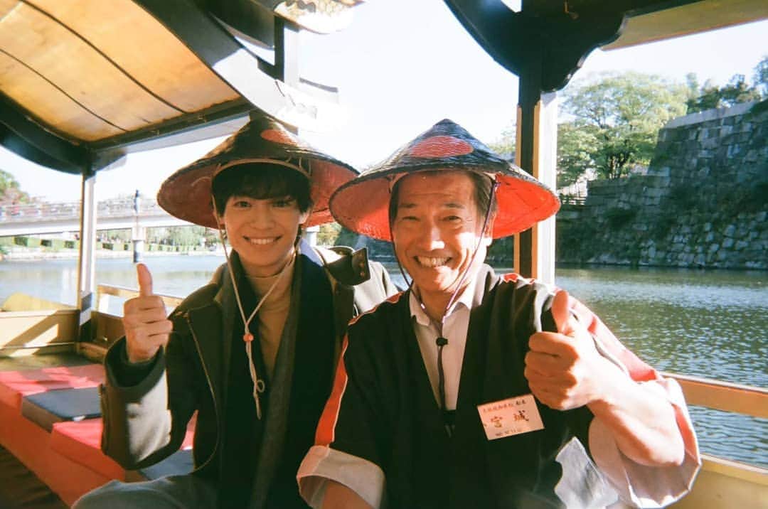 溝口琢矢さんのインスタグラム写真 - (溝口琢矢Instagram)「.﻿ 久しぶりの「みぞたび」オフショット。﻿ こちらはフィルムカメラです！﻿ ﻿ 屋形船で記念撮影📷﻿ 笠までかぶらせて頂きました🙏﻿ ﻿ #みぞたび﻿ #大阪 #大阪城﻿ #フィルムカメラ」7月2日 21時48分 - mizoguchi_takuya_official
