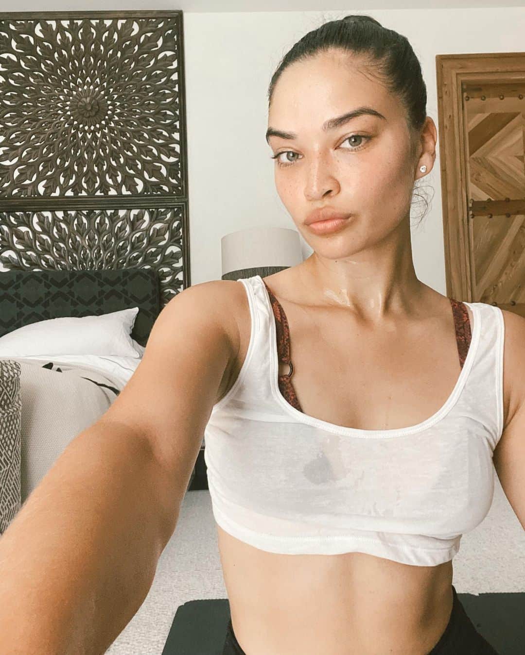 シャニーナ・シャイクのインスタグラム：「sweat + stretch = 🦸🏽‍♀️」