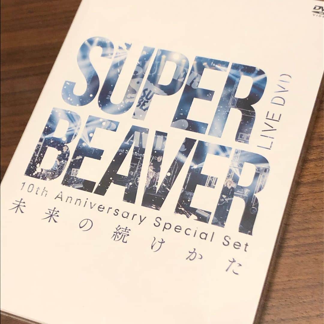 坂東新悟のインスタグラム：「最近好きなバンドです。 DVDのパッケージと変わらない厚さの本、小説？までついていてお得感。楽しみ。  #superbeaver #届いた」