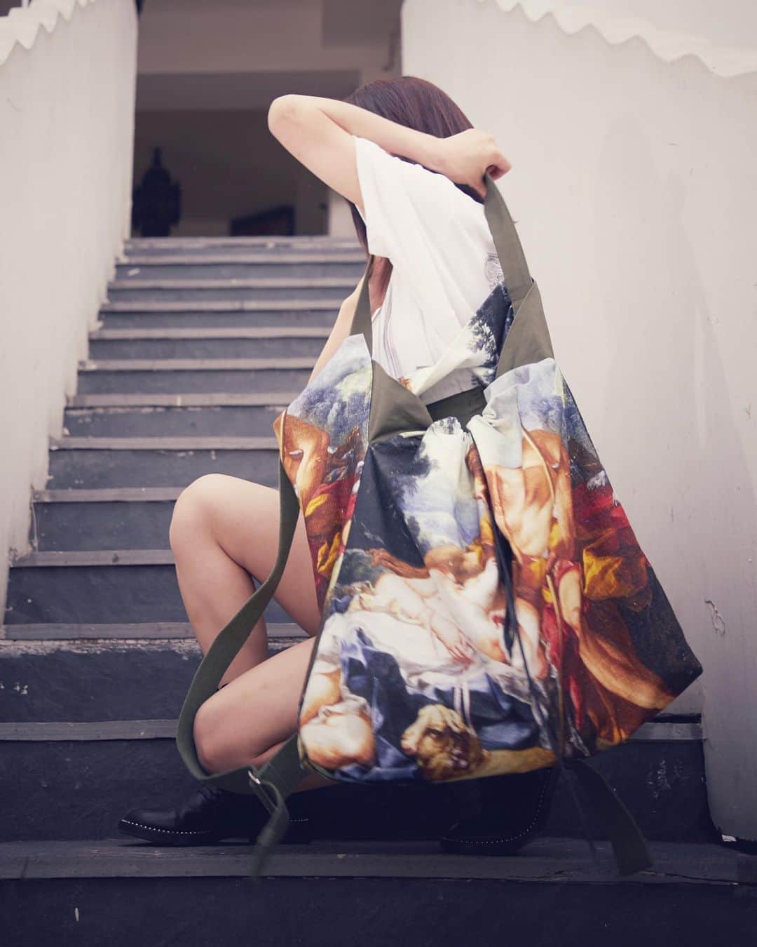 ヴィヴィアンウエストウッドさんのインスタグラム写真 - (ヴィヴィアンウエストウッドInstagram)「Tian Yuan wearing the Andy Gipsy bag as part of our #BuyLess series   "Follow the heart, not the trend.” @tianyuanblue #MirrorTheWorld」7月2日 20時24分 - viviennewestwood