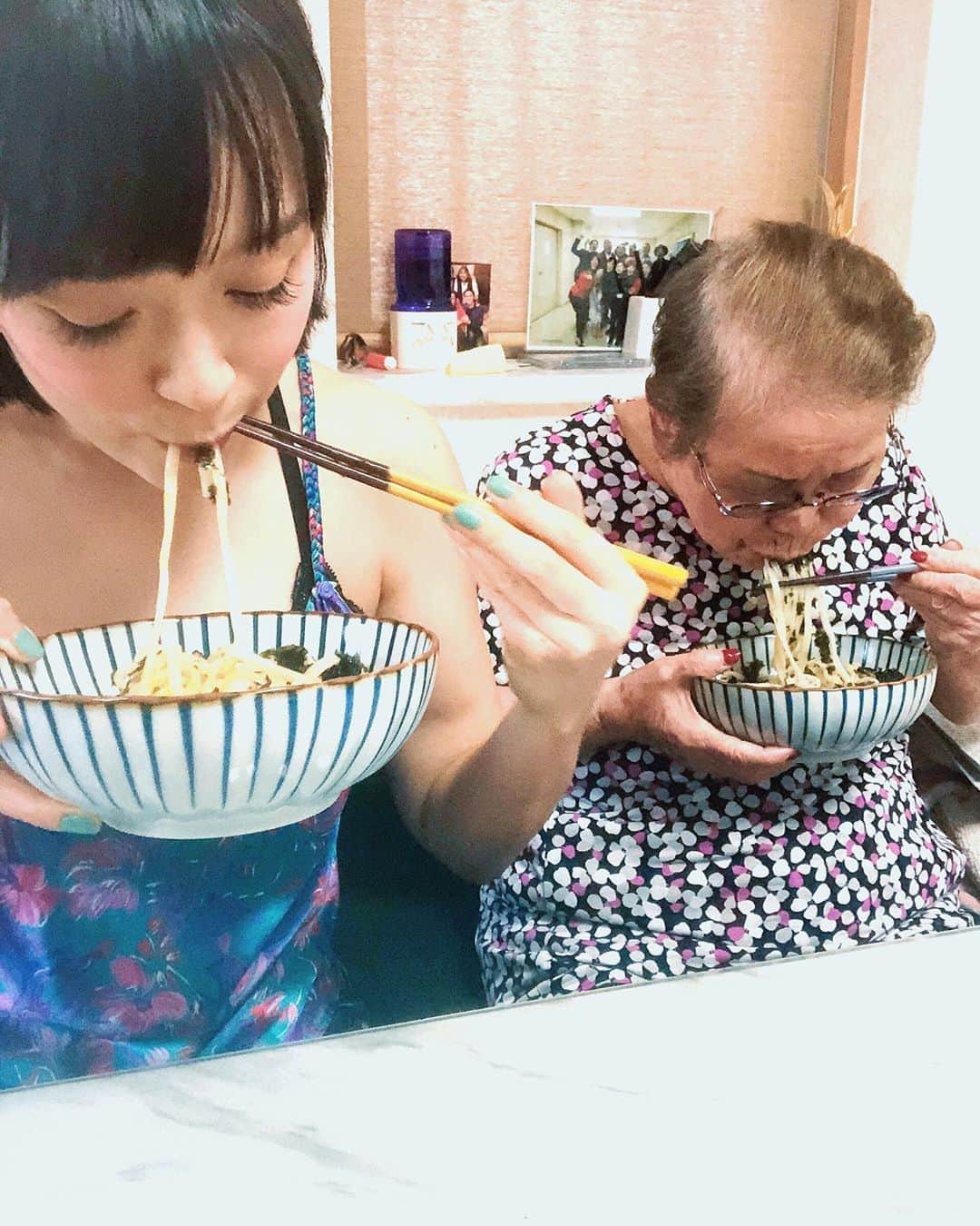 のインスタグラム：「UDON with obaachan💙 今日は本当に暑かったねー😵 冷たいうどんが最高でした✨ ・ ・ #coldudon  #japanesefood  #with #grandma」