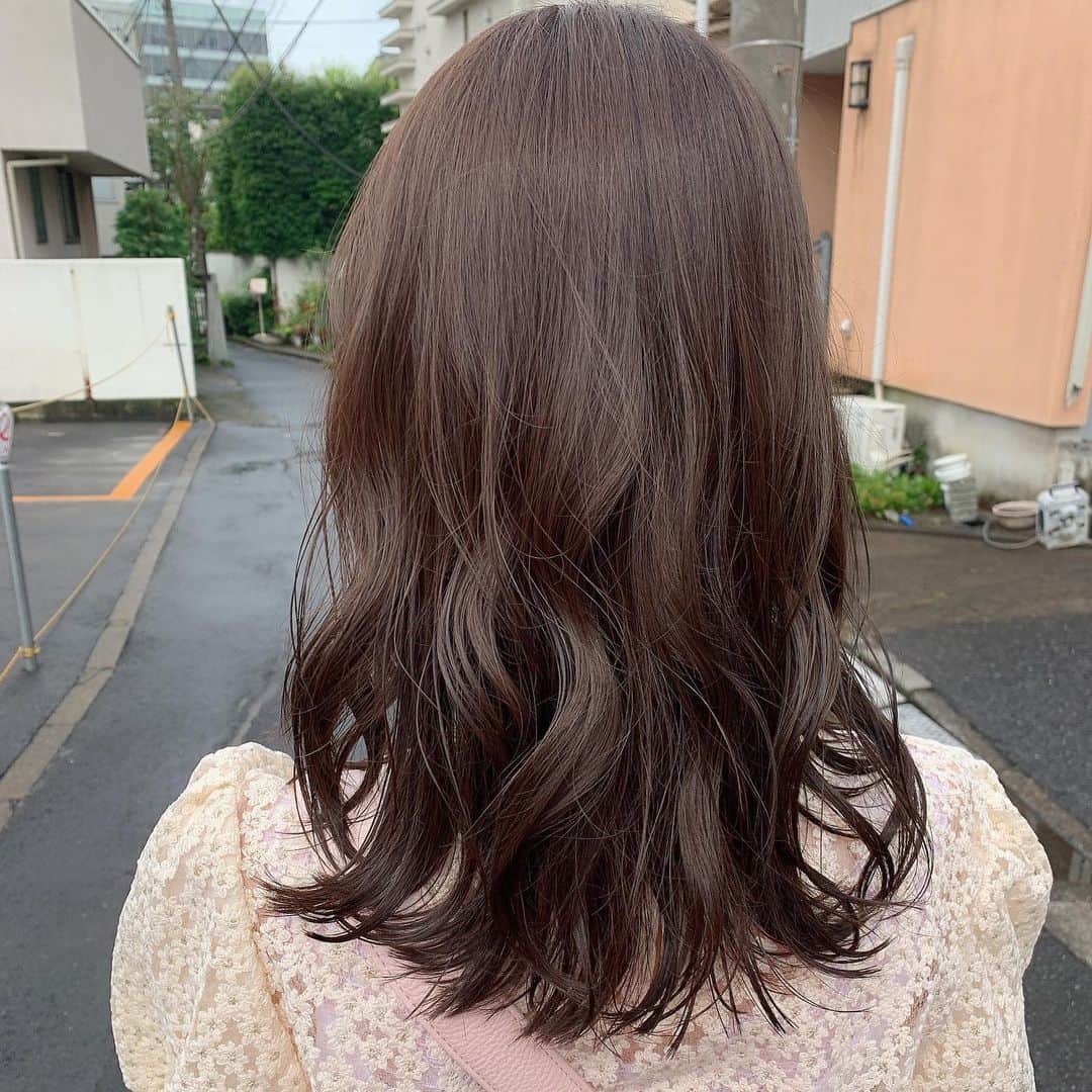 あかねぴさんのインスタグラム写真 - (あかねぴInstagram)「.﻿ ﻿ 昨日🌼﻿ こういちくんにカラーしてもらいました🌤﻿ 久々に暗めにしてツヤツヤになったよ〜♡﻿ ﻿ マスクしてると前髪の巻きが取れて﻿ 湿気に負けちゃうから、今回は短めに✂︎﻿ ﻿ 新しい洋服を着て﻿ 出かけられてうれしかった♡﻿ tops @emmyofficial.jp  ﻿ .﻿ ﻿ #code #ootd #haircolor #selfie﻿ #gigi #me #fashion #emmy #hair #photo #トップス #レース #コーデ #ファッション #お出かけ #ヘアカラー #シースルートップス  #シースルーバング #暗髪カラー #グレージュ」7月2日 20時18分 - akanepi0426