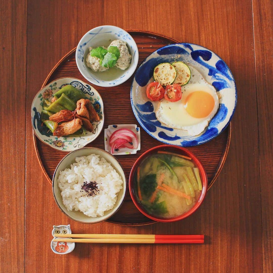 Kaori from Japanese Kitchenさんのインスタグラム写真 - (Kaori from Japanese KitchenInstagram)「やちむんでグリル夏野菜と目玉焼き定食。7月ですね。 ・ こんばんは。 今日の朝昼ごはん。 去年の沖縄旅行で買ったやちむんは 元気な色の夏野菜が映えます。 （やちむんの里で買いました） 目玉焼きと一緒に シンプルな塩こしょうでいただきました。 中途半端に残っていた紫たまねぎは 砂糖とお酢で甘酢漬けに。 暑い日は酸っぱいものが美味しい。 レシピっぽいのはスワイプして3枚目です笑 使いまわせるシリコンバッグ（ @stasherbag_jp ） で作りました。 #勝手にPR 食洗機、レンチン、冷凍OKで便利。 おやつは新しく見つけた惣菜屋の牛乳寒天。 冷たくておいしい。。。 ・ 今日の東京は久々の晴れ間で洗濯日和でした◎ コロナ騒ぎが落ち着かない東京ですが どうすることもできないため引き続き自衛します。 規則正しい生活、言うは易しですが 継続するのは非常に難しい… 人間だもの。みつを🗒 では今日もお疲れ様でした。 ・ ・ 【おしながき】 ゆかりごはん 小松菜、にんじん、玉ねぎのお味噌汁 目玉焼きとズッキーニとミニトマトのグリル 野沢菜入り鶏団子　パクチー和え ピーマンとちくわの甘辛炒め 紫玉ねぎの甘酢漬け キウイとグレープフルーツの牛乳寒天 ＊薬膳のことはラジオで配信中です。 　ラジオはプロフから飛べます＊ ・ ・ ・ ・ 2020.07.02 Thu Hi from Tokyo! Today’s brunch:Baked rice w/ shiso, miso soup, sunny side up egg, grilled seasonal veggies, minced chicken ball w/ cilantro, stir-fried bell pepper and fish cake, pickled onion, and milk jerry as a dessert. ・ ・ ・ ・ ・ #japanesefood #breakfast #朝ごはん #おうちごはん #早餐 #薬膳 #うつわ #自炊 #家庭料理 #砂田夏海 #フーディーテーブル #松浦コータロー #一汁三菜 #やちむん #佐藤もも子」7月2日 20時23分 - coco_kontasu