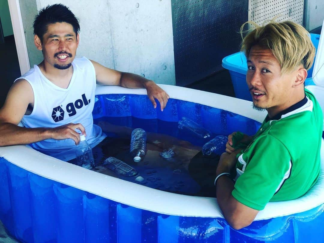 SC相模原さんのインスタグラム写真 - (SC相模原Instagram)「仲良さそうにプールに入ってる二人☺️🐠⛱🏝 #上米良柊人#和田昌士 #SC相模原」7月2日 20時23分 - s.c.sagamihara_players