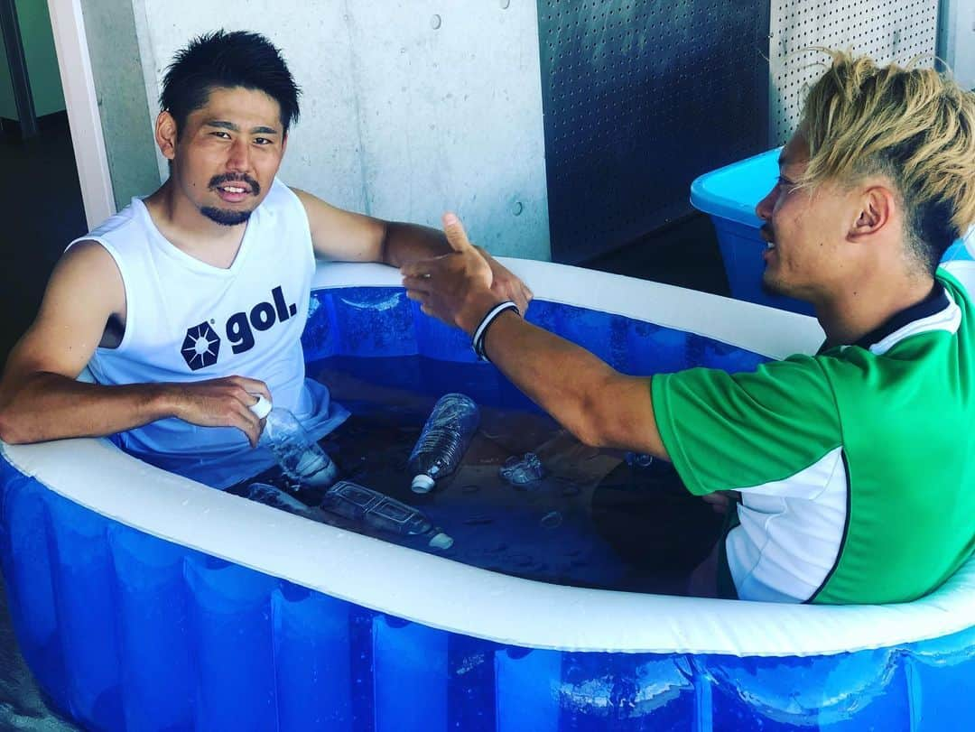 SC相模原さんのインスタグラム写真 - (SC相模原Instagram)「仲良さそうにプールに入ってる二人☺️🐠⛱🏝 #上米良柊人#和田昌士 #SC相模原」7月2日 20時23分 - s.c.sagamihara_players