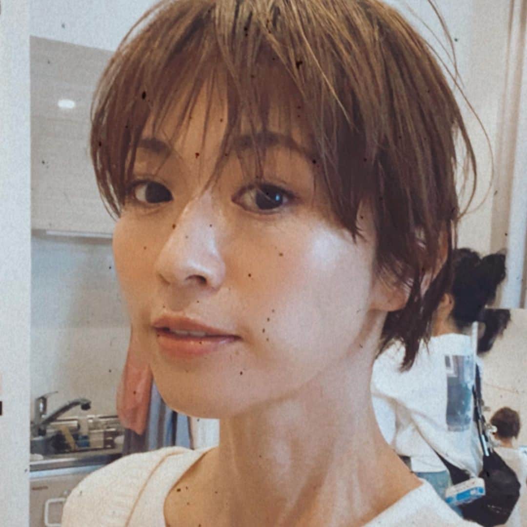 畑野ひろ子のインスタグラム：「@story_love40 の撮影📷 遂に、ほんの気持ちですが結べる長さに😆 ヘアメイク　@makiori がちょこんと結んでくれました🙏」