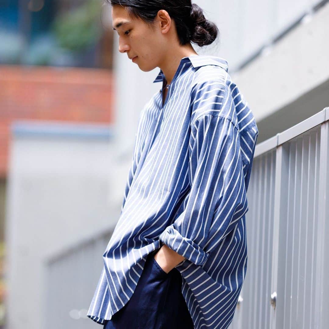 のインスタグラム：「PREORDER ITEM for HOMME  ◾︎オーバーサイズストライプスキッパーシャツ ¥9,800+tax﻿ color : white / sax /blue   クラシックなイメージのプルオーバーシャツも、 清涼感のあるストライプでゆとりを持たせたら 「品の良いオーバーサイズシャツ」に仕上がりました。   絶妙な肩の抜け具合は、普通のシャツでは意外と出せない、プルオーバーならではの専売特許とも言えるシルエットです。   @adametrope @jadorejunonline #adametrope #homme」